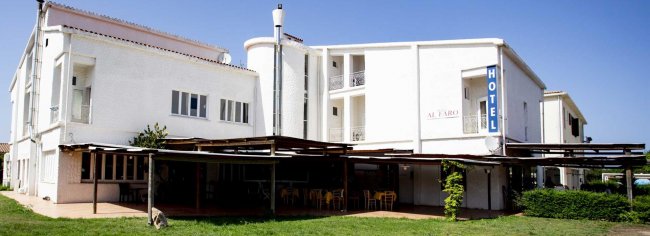 Edificio bianco di un hotel con veranda.