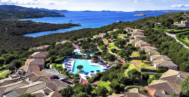 Resort con piscina, vista mare e villette immerse nel verde.