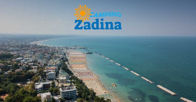 Vista aerea di una spiaggia e città costiera.