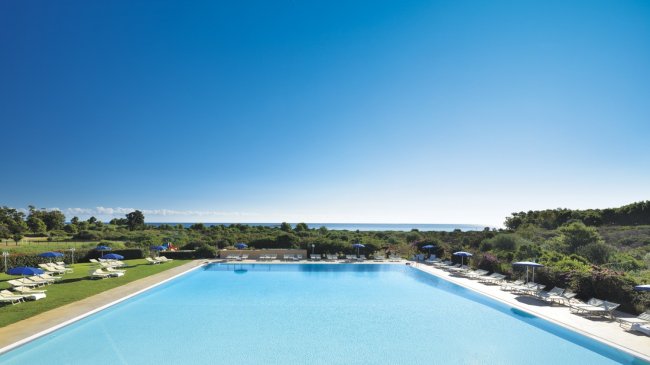 Ampia piscina all'aperto con vista mare.