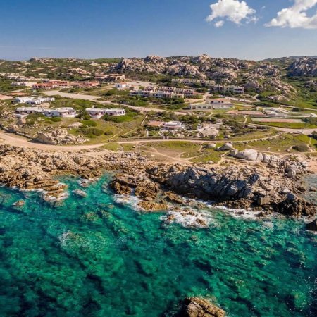 Costa rocciosa con mare turchese.