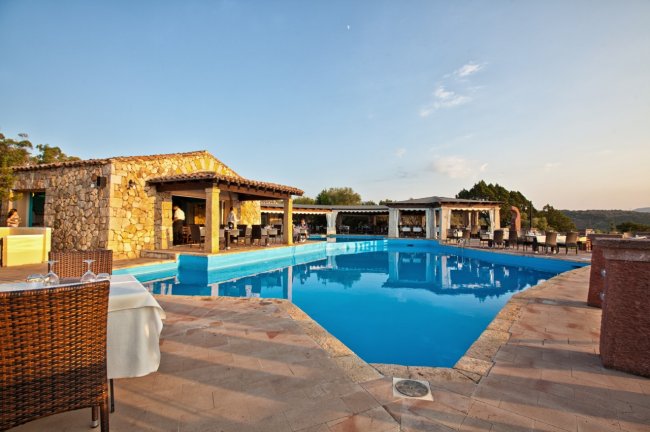 Piscina all'aperto vicino a edifici in pietra.