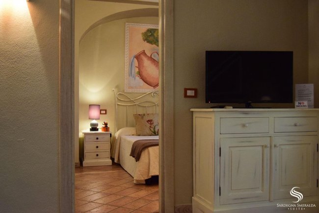 Camera da letto accogliente con TV e comodino.