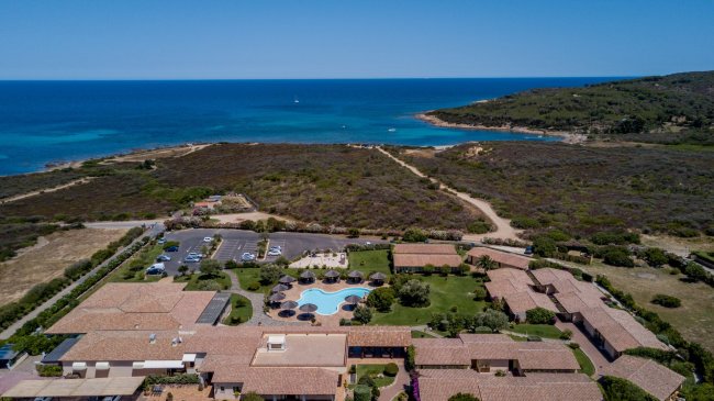 Vista dall'alto di un resort vicino alla costa.
