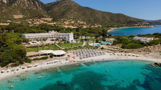 Vista aerea di una spiaggia e resort lussuoso.