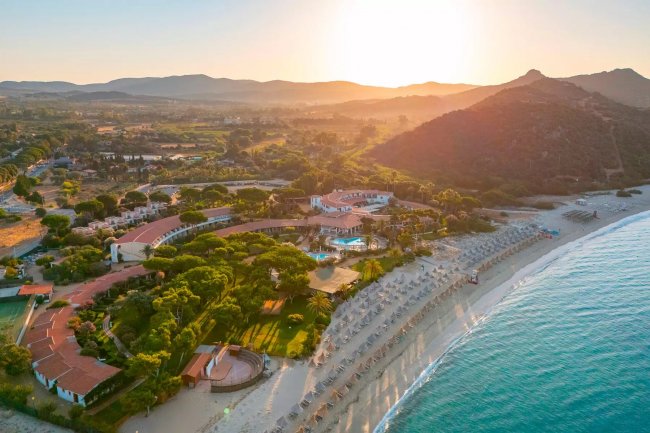 Resort costiero al tramonto vicino a una spiaggia.