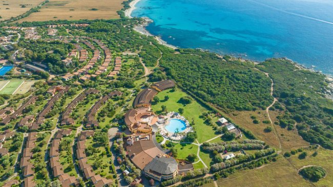 Resort vicino alla costa con piscine e verde.