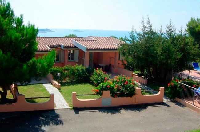 Casa con giardino fiorito vista mare.