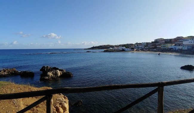 Baia con acqua limpida e rocce.