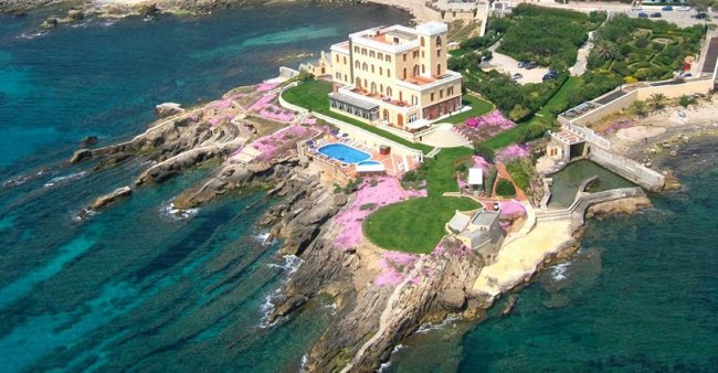 Una villa su una scogliera vista mare.