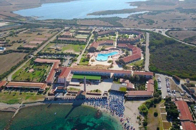 Resort con piscina e spiaggia affollata.