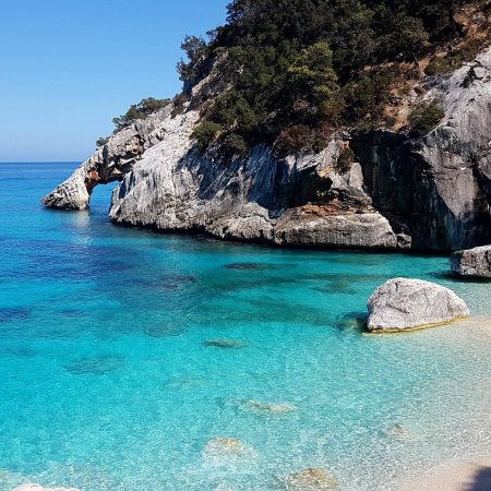 Baia con acque turchesi e scogliere.