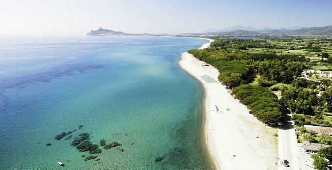 Vista aerea di una lunga spiaggia sabbiosa e mare turchese.