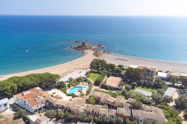 Veduta aerea di un resort e una spiaggia vicino al mare.