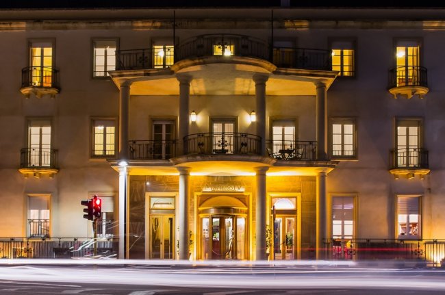 Facciata di un edificio illuminata di notte.