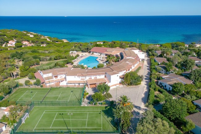 Complesso con piscina vicino al mare.