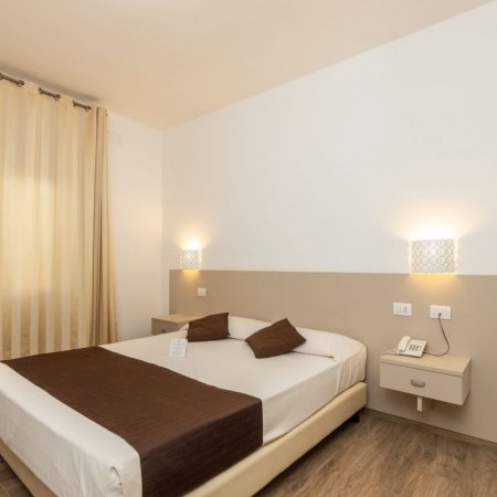 Camera da letto semplice con decorazioni marroni e crema.