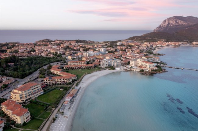 Panorama di una località costiera al tramonto.