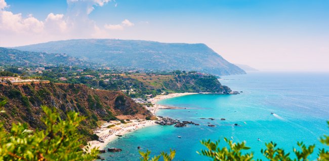 Costa con spiagge e mare azzurro.