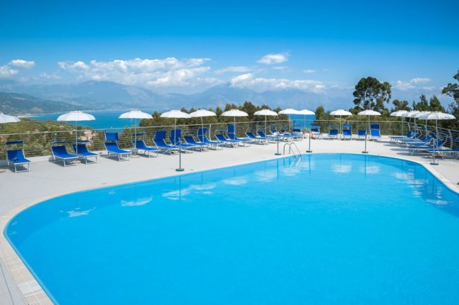 Piscina all'aperto con vista mare.