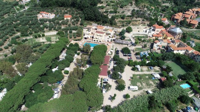 Vista aerea di campeggio con piscine e case.