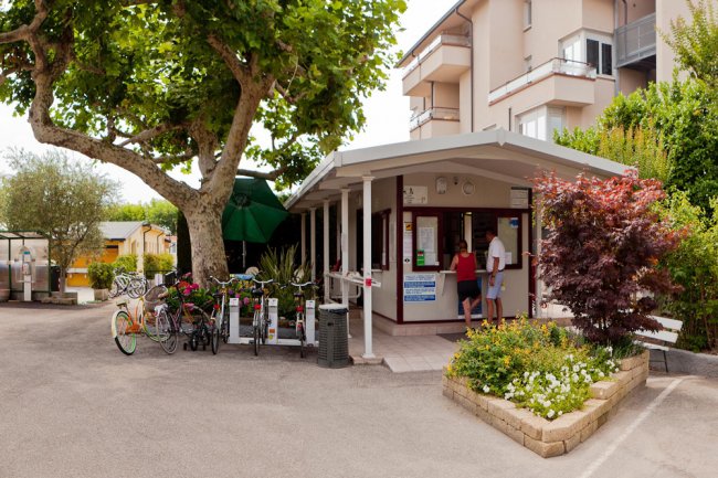 Piccolo edificio con biciclette parcheggiate davanti.