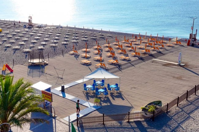 Spiaggia con ombrelloni e lettini organizzati.