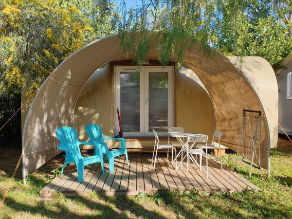 Tenda moderna con sedie su una terrazza.