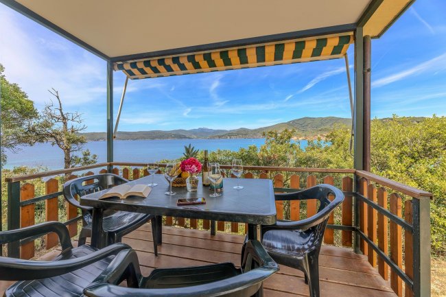 Tavolo su veranda con vista panoramica sul mare.