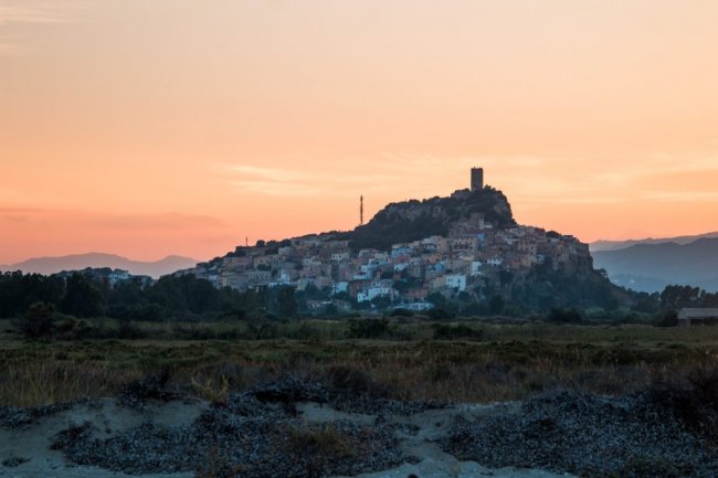 Borgo su collina al tramonto.