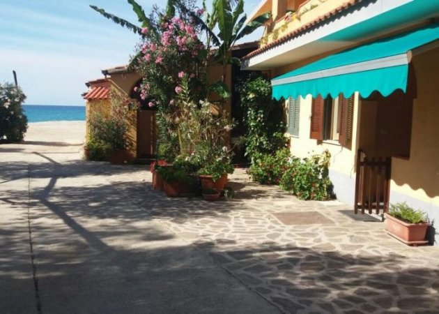 Cortile esterno fiorito vicino alla spiaggia.