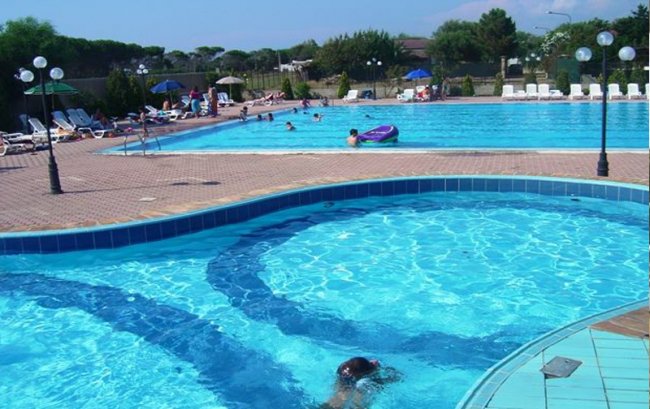Piscine con persone e ombrelloni.