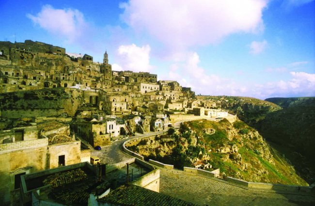 Panorama di un'antica città su una collina.
