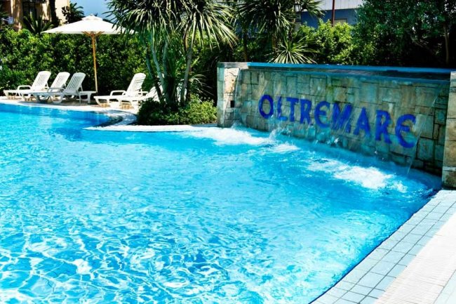 Piscina con cascata e scritta