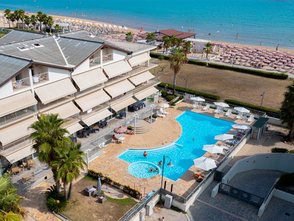 Vista dall'alto di hotel con piscina e spiaggia nelle vicinanze.