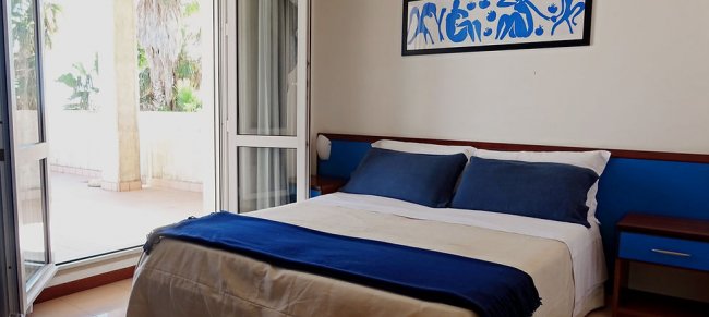 Camera con letto matrimoniale e opera d'arte.