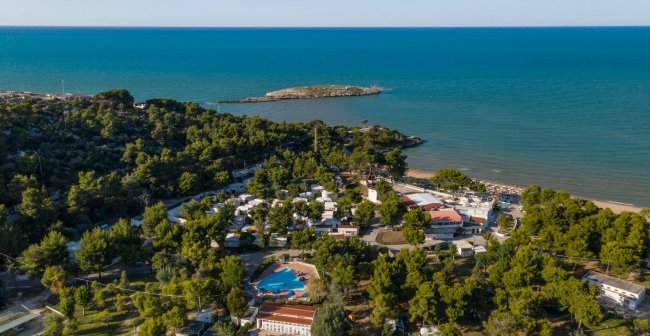 Vista aerea di un villaggio turistico sul mare.