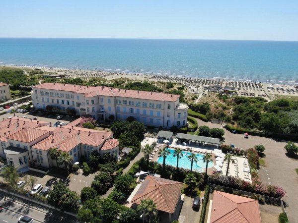 Vista aerea di un complesso vicino al mare.