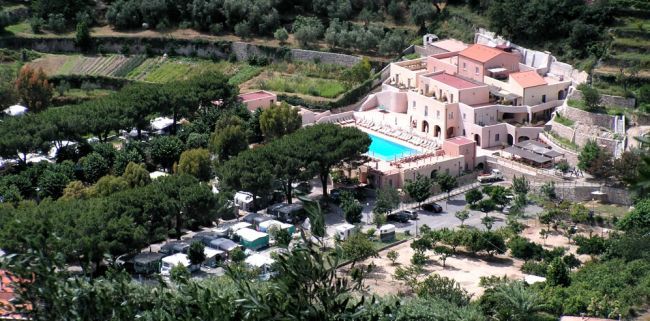 Complesso con piscina immerso nel verde.