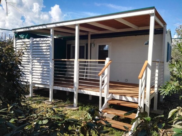 Casa mobile con veranda in legno.