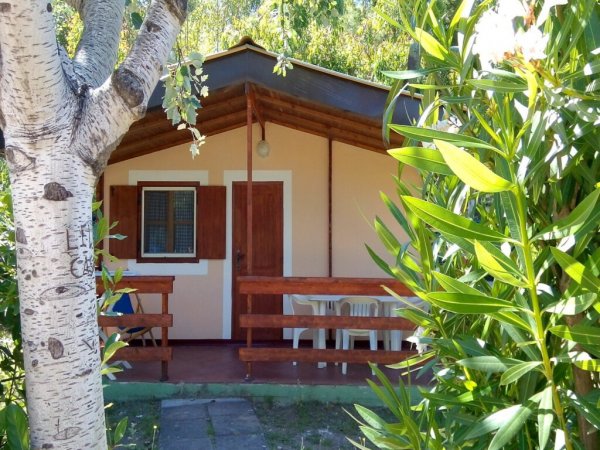 Bungalow in legno con veranda.