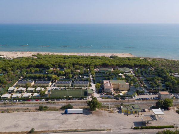 Vista aerea di un campeggio vicino al mare.