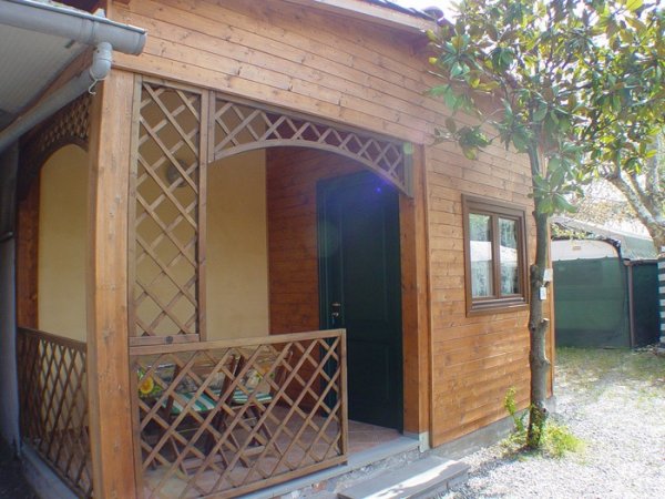 Casetta in legno con piccolo portico.