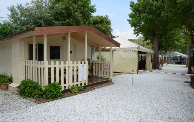 Casa mobile in un campeggio all'aperto.