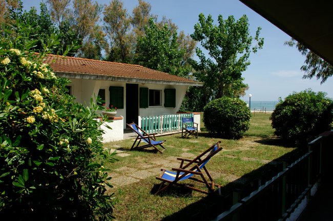 Bungalow con sdraio e vista sul mare.