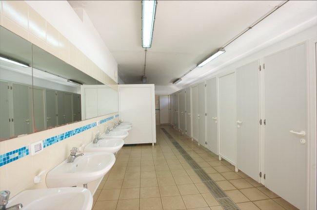 Bagni pubblici con lavandini e specchi.