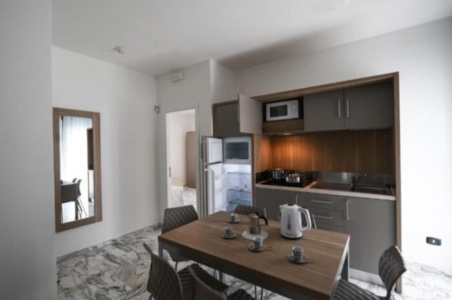 Cucina moderna con tavolo e sedie.