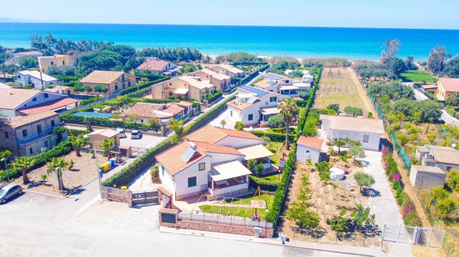 Vista aerea di un quartiere vicino al mare.