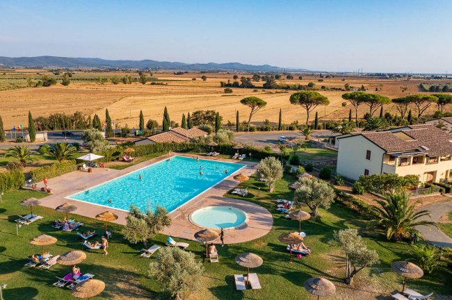 Piscina in campagna con vista panoramica.