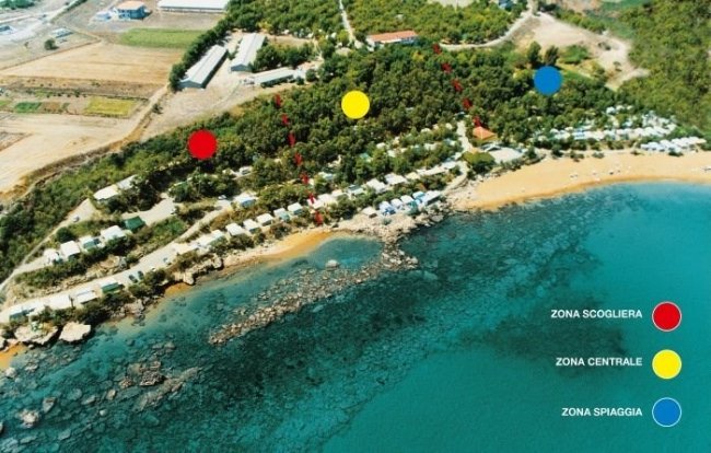 Vista aerea di un campeggio vicino al mare, diviso in tre zone colorate.